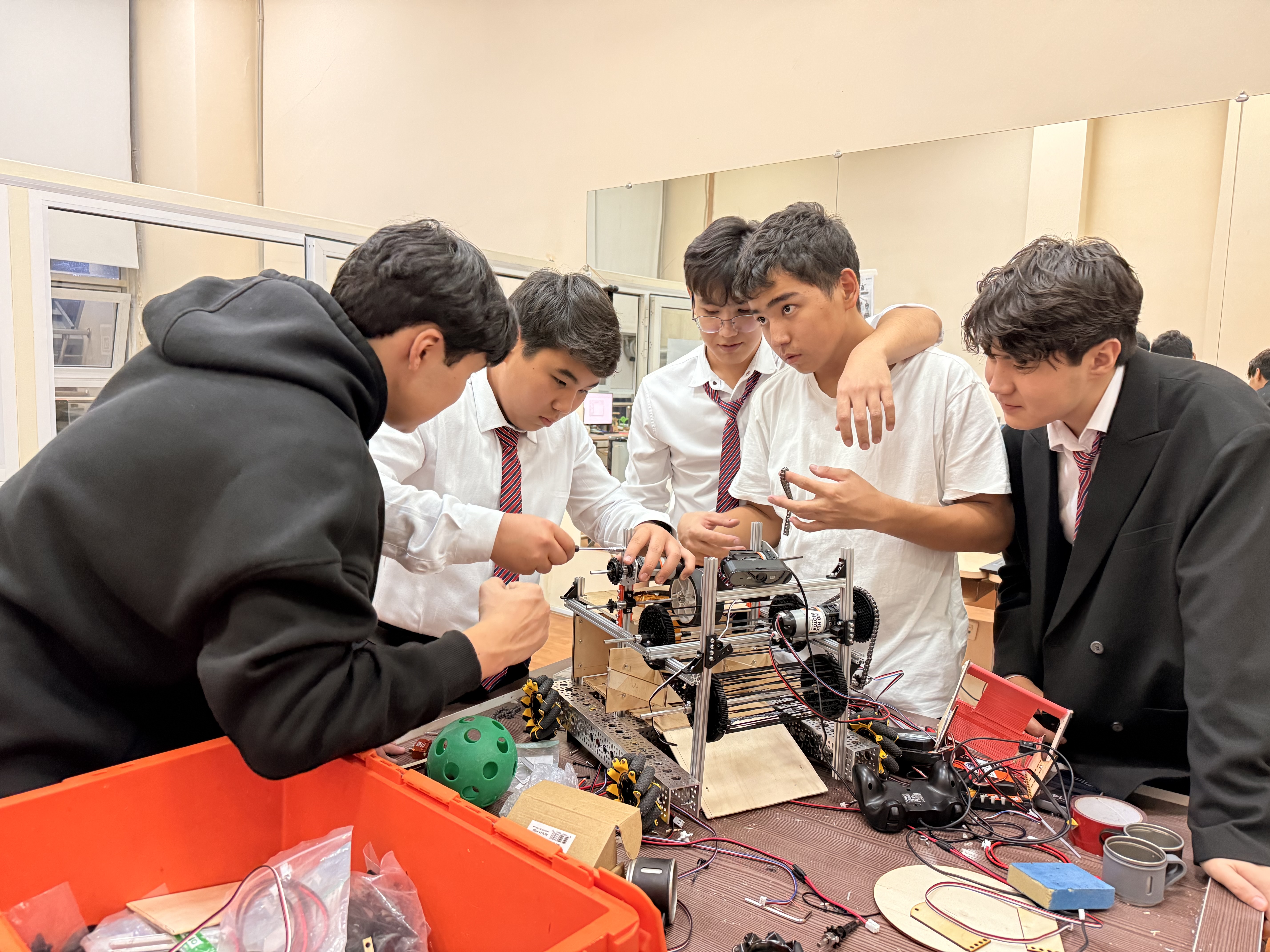 Команда работает над роботом